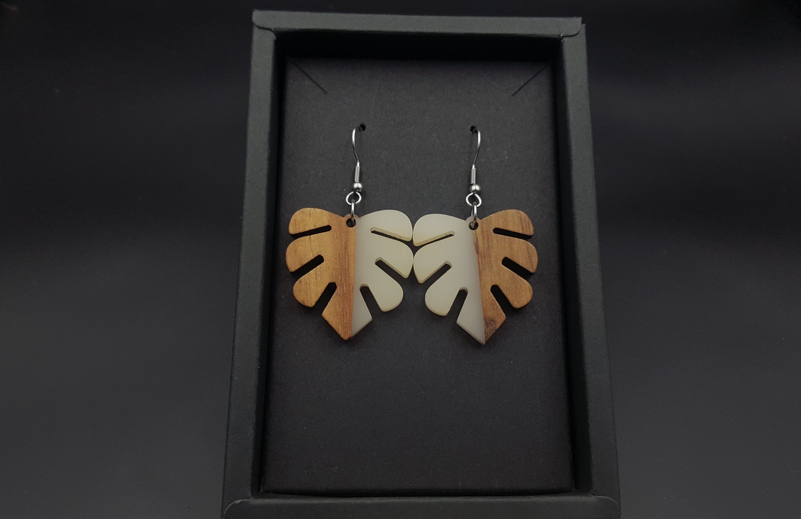 Kolczyki LIŚCIE MONSTERY BIAŁE - obrazek 3