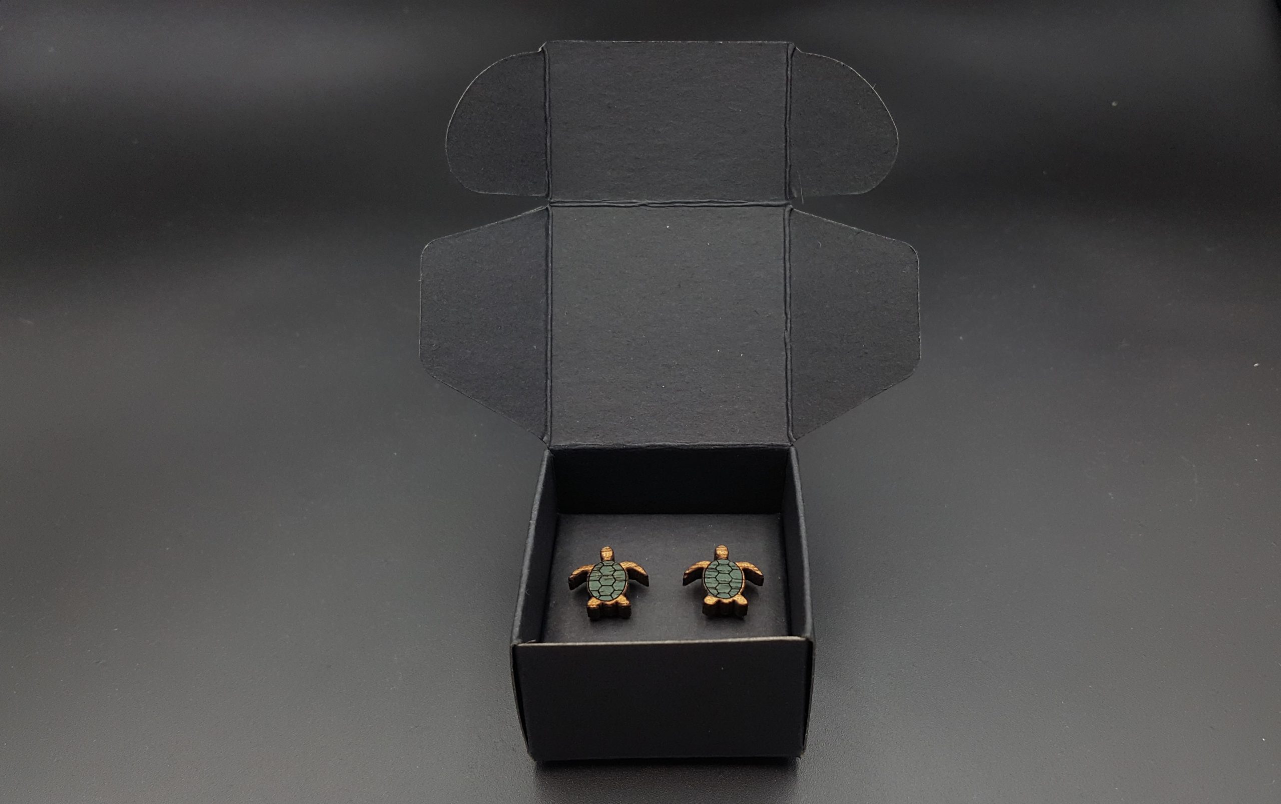 Kolczyki drewniane ŻÓŁWIE CIEMNOZIELONE - obrazek 4