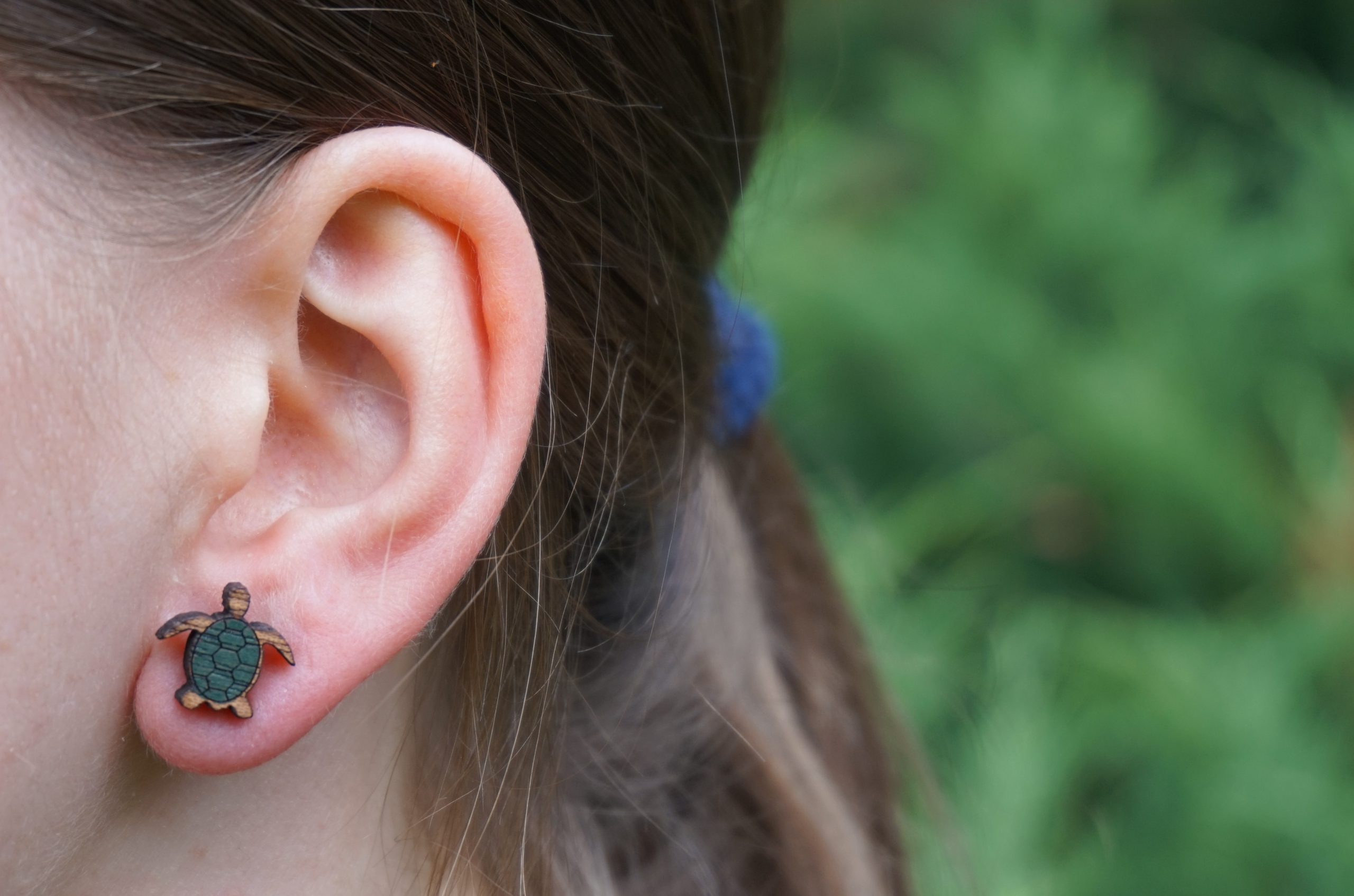 Kolczyki drewniane ŻÓŁWIE CIEMNOZIELONE - obrazek 5