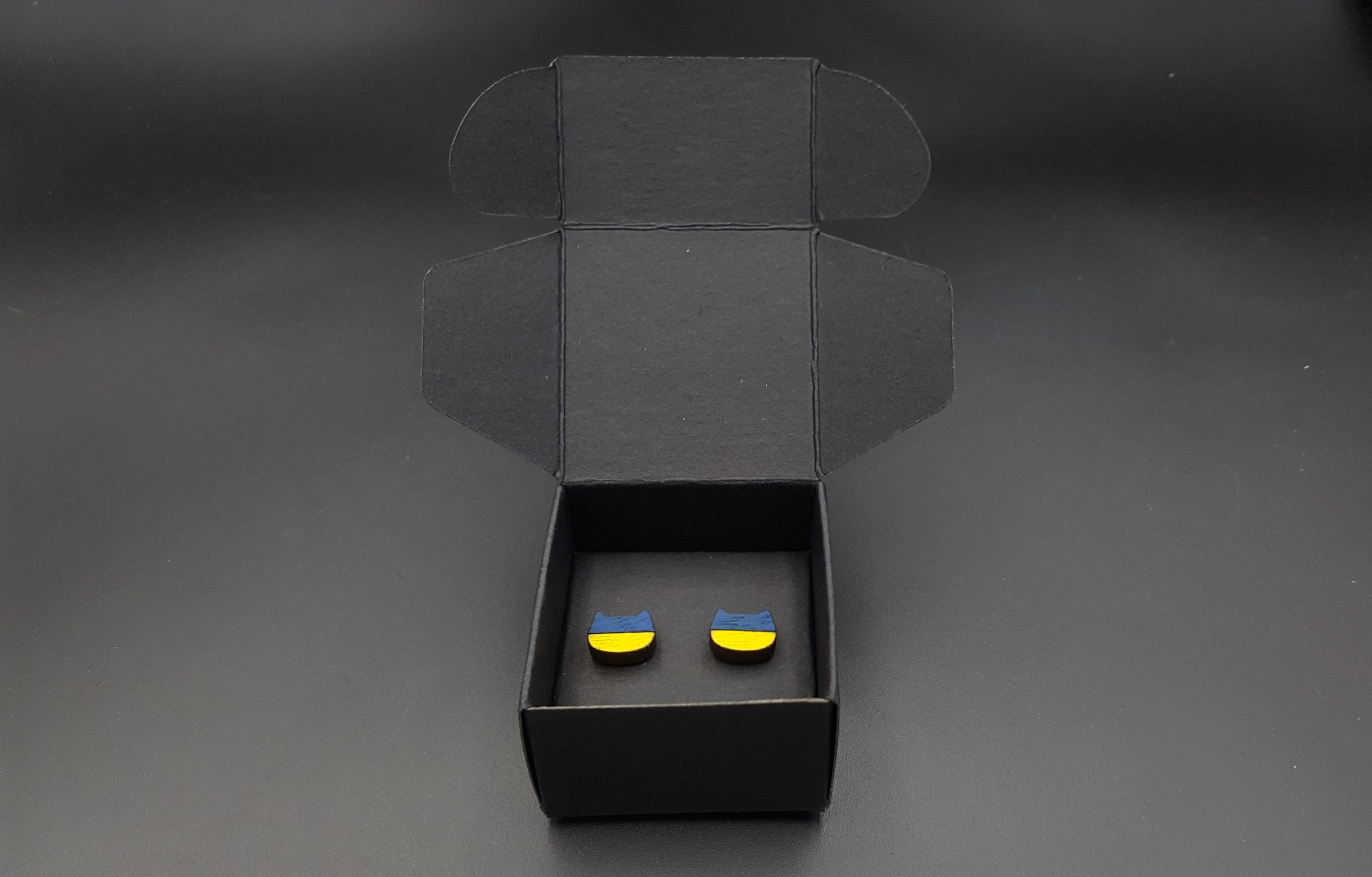 Kolczyki drewniane KOTY GRANATOWO-ŻÓŁTE - obrazek 4