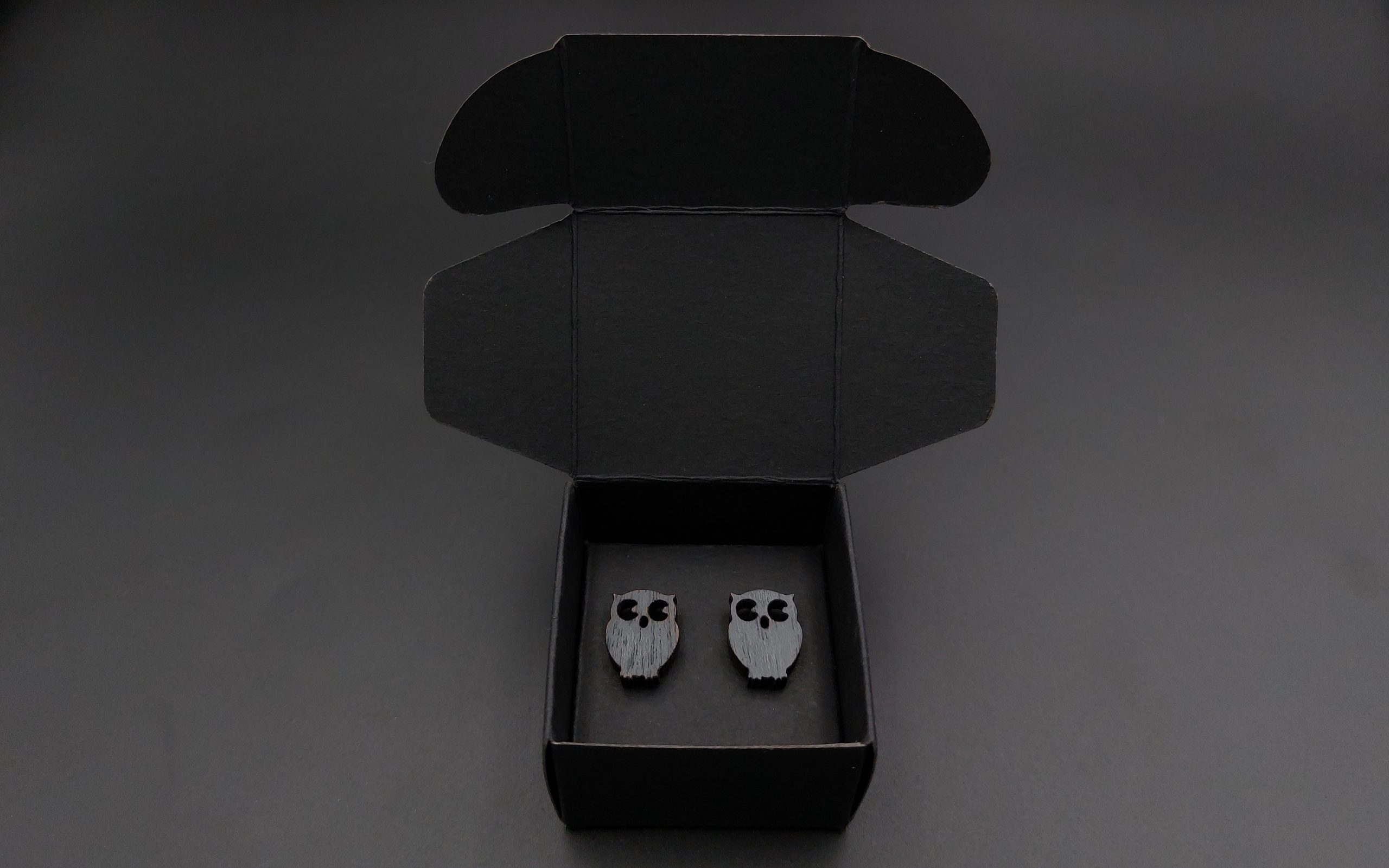 Kolczyki drewniane SOWY SZARE - obrazek 3