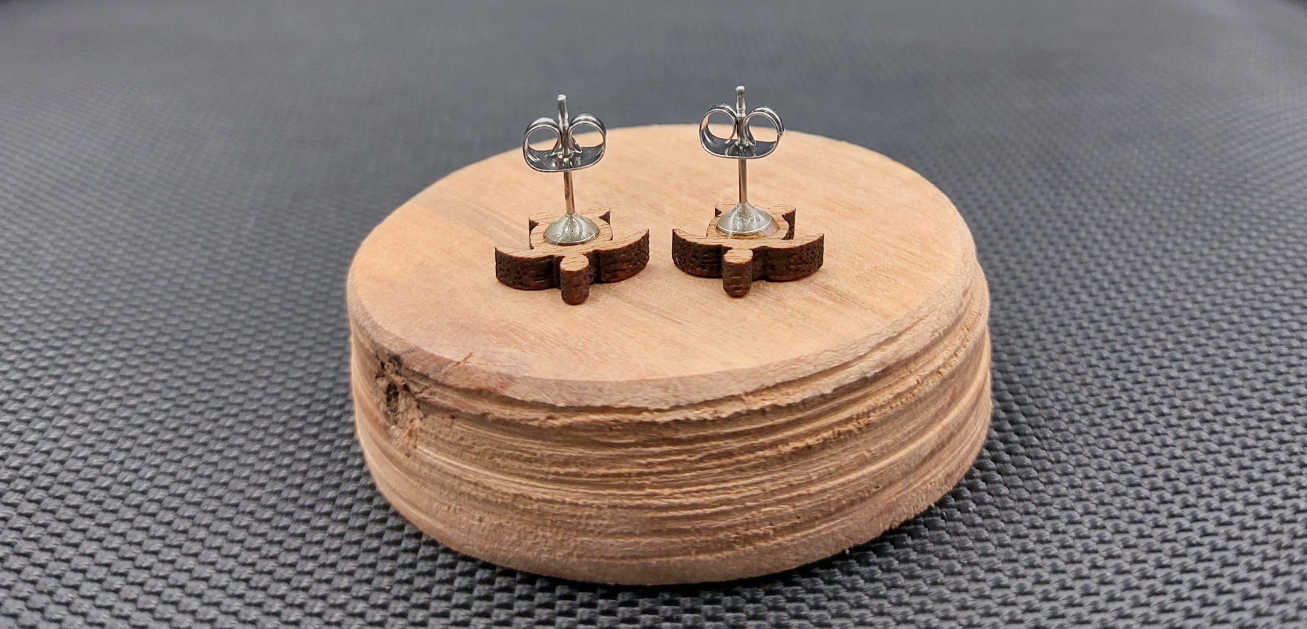 Kolczyki drewniane ŻÓŁWIE CIEMNOZIELONE - obrazek 2