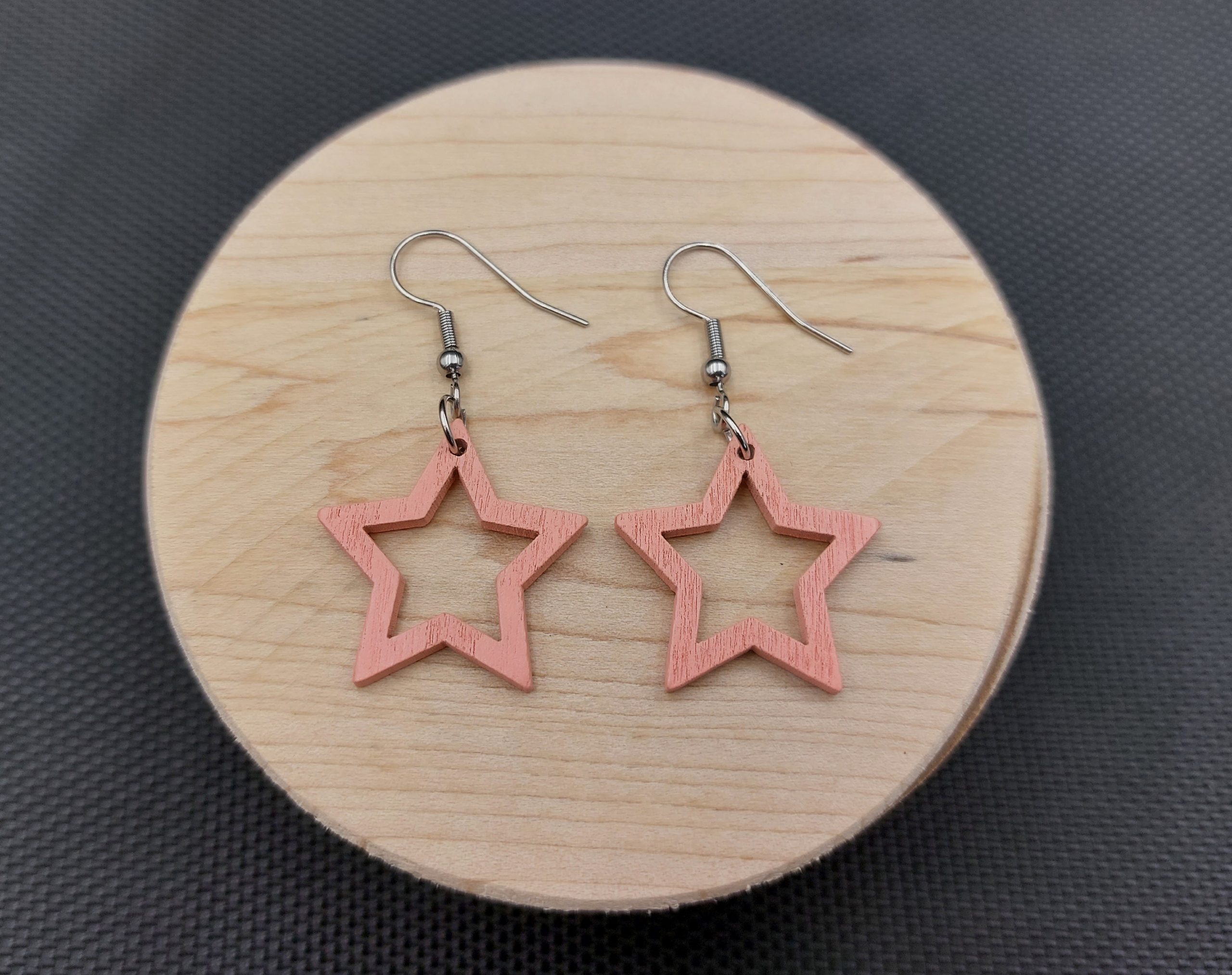 Kolczyki drewniane GWIAZDKI ŁOSOSIOWE