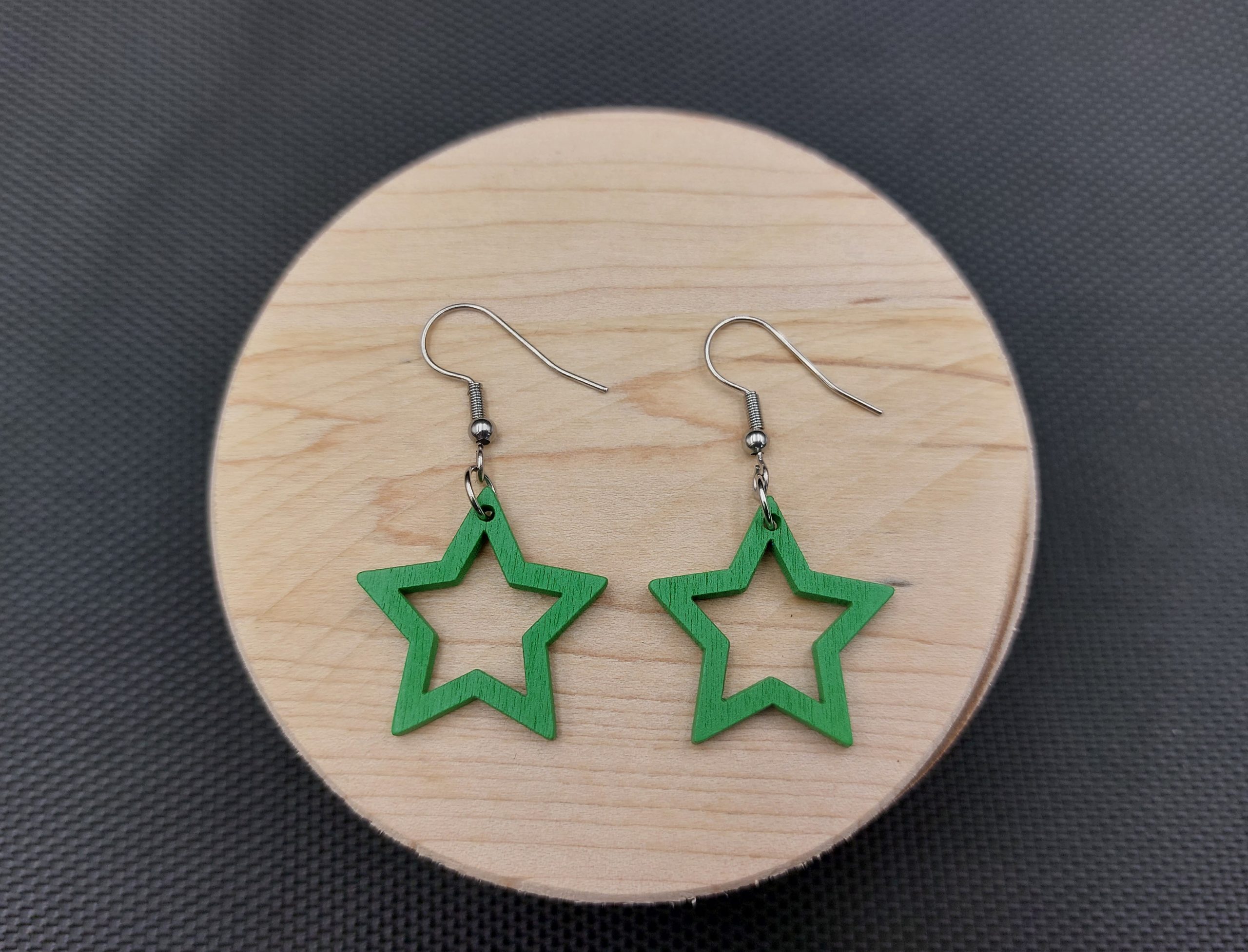 Kolczyki drewniane GWIAZDKI ZIELONE JASNE