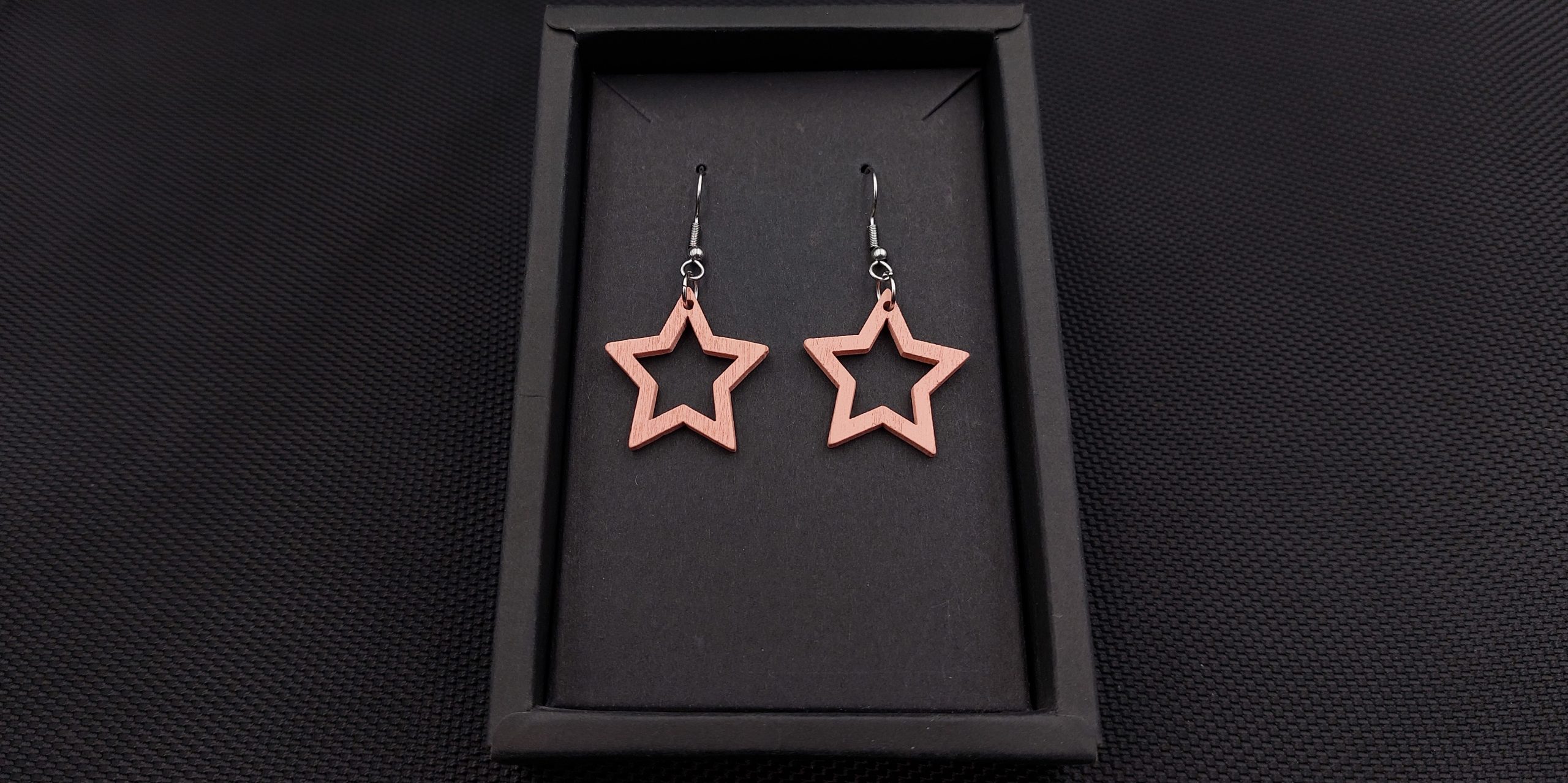 Kolczyki drewniane GWIAZDKI ŁOSOSIOWE - obrazek 2