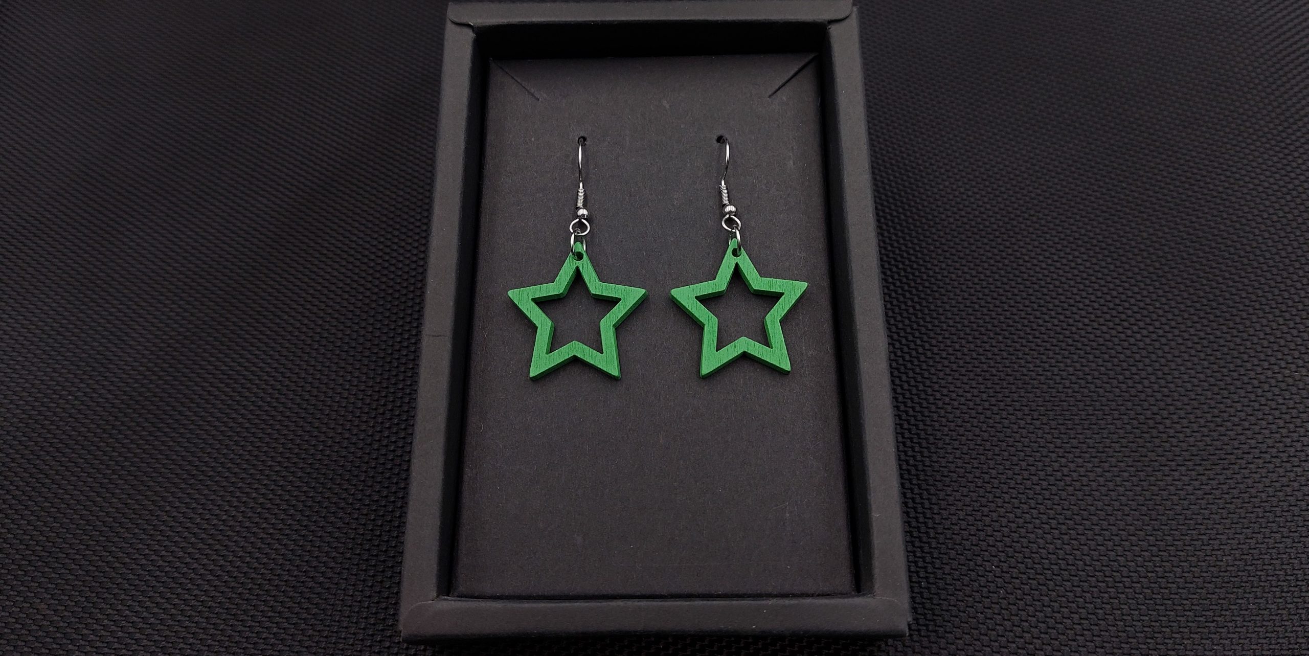 Kolczyki drewniane GWIAZDKI ZIELONE JASNE - obrazek 2