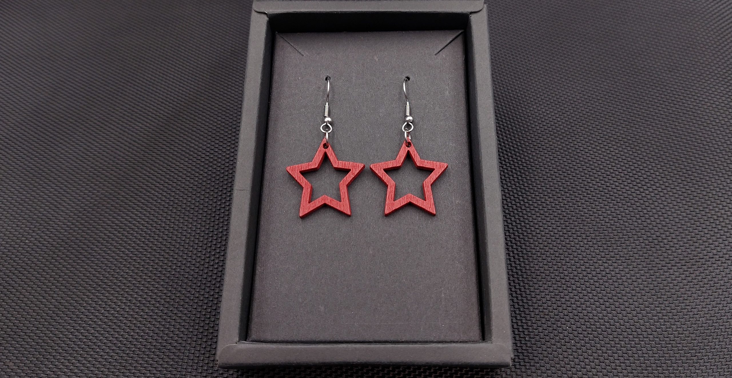 Kolczyki drewniane GWIAZDKI CZERWONE - obrazek 2