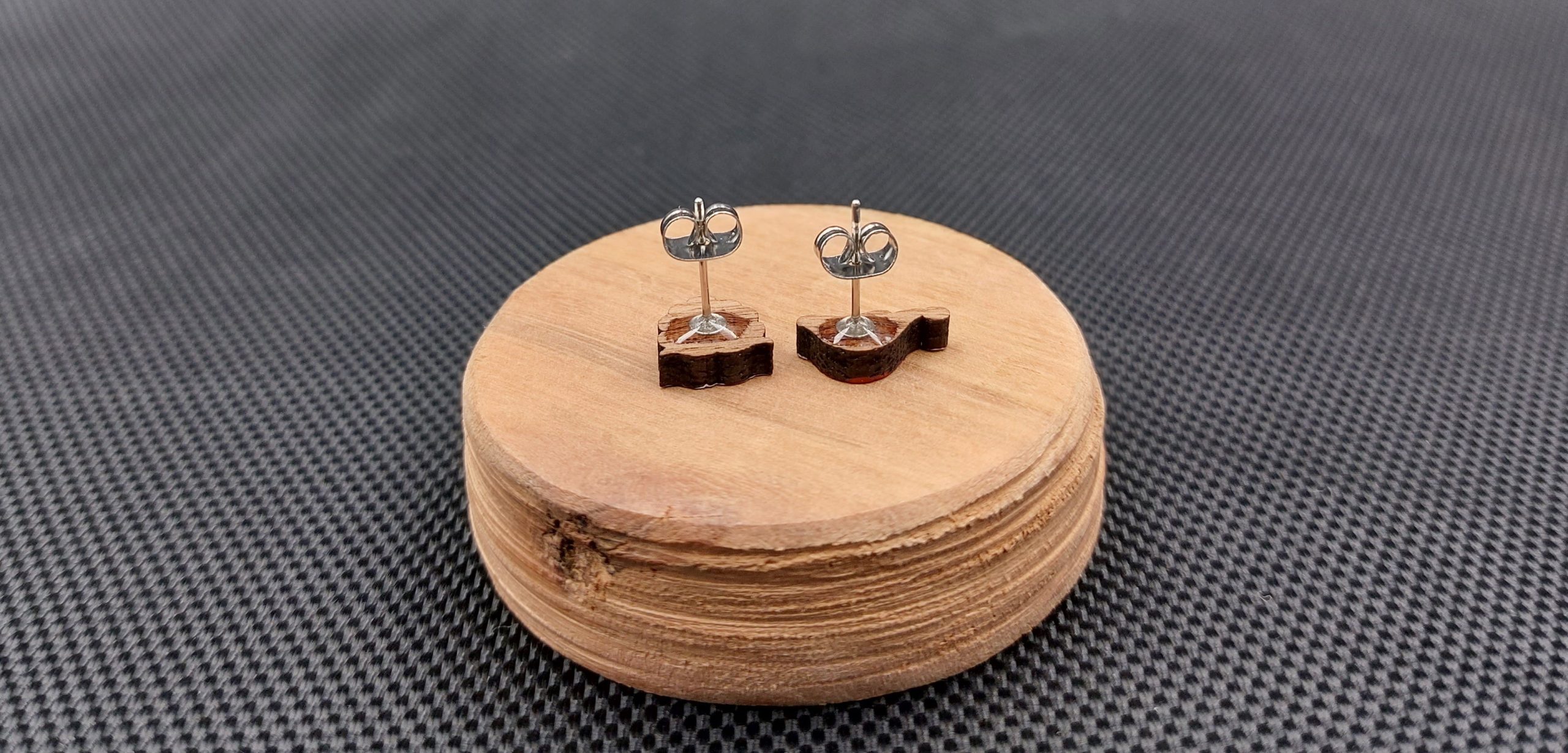 Kolczyki drewniane asymetryczne MIKOŁAJ - obrazek 2