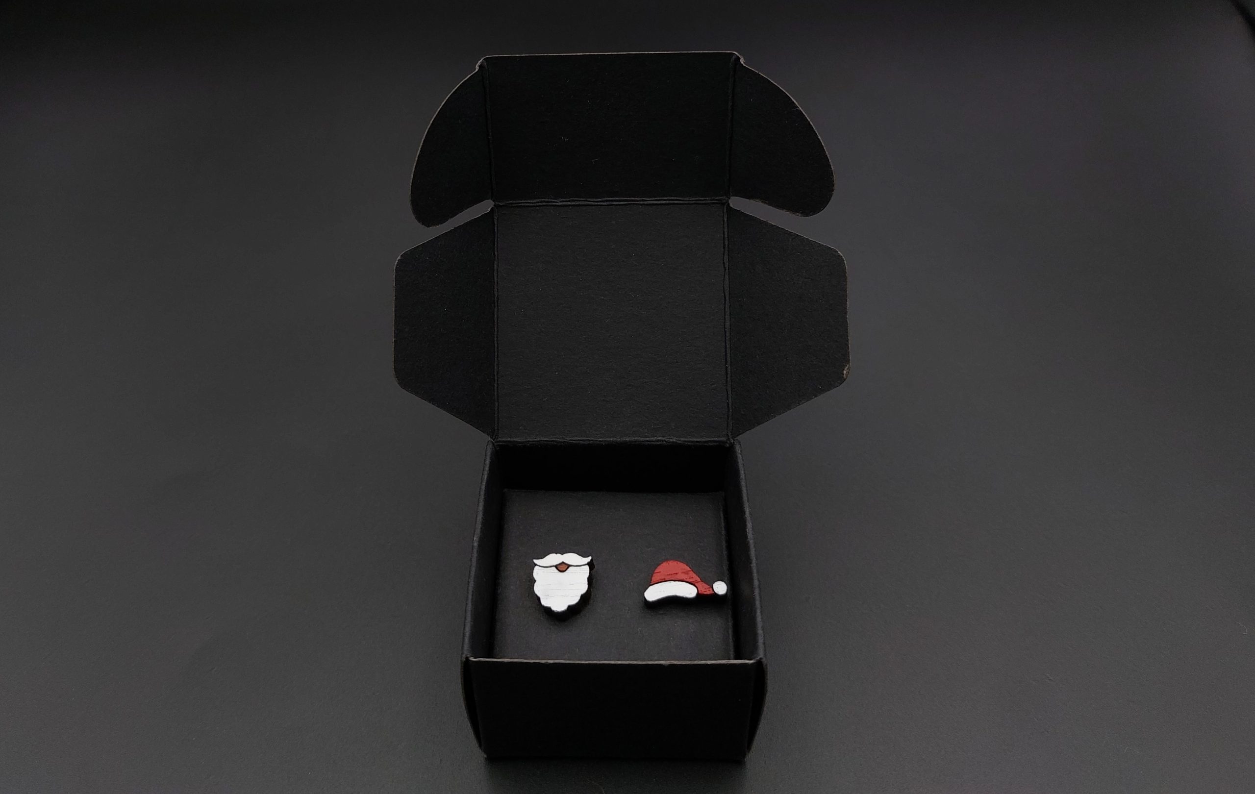 Kolczyki drewniane asymetryczne MIKOŁAJ - obrazek 3