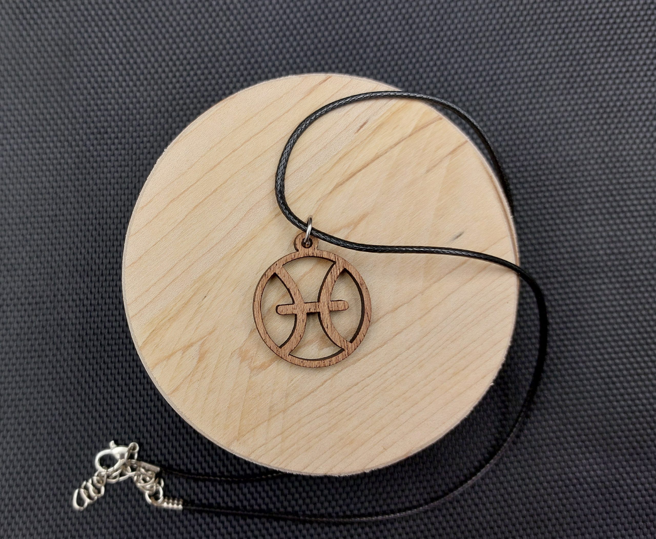 Wisiorek drewniany ZNAK ZODIAKU RYBY