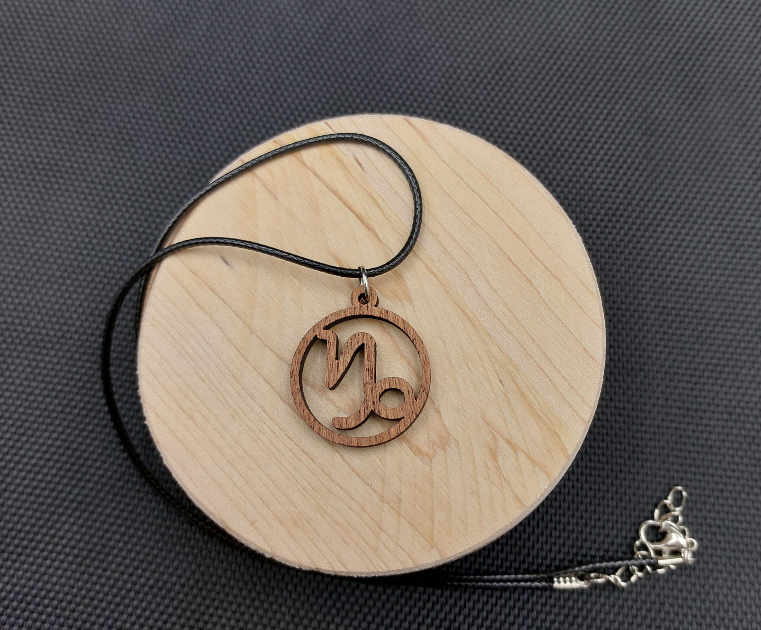 Wisiorek drewniany ZNAK ZODIAKU KOZIOROŻEC