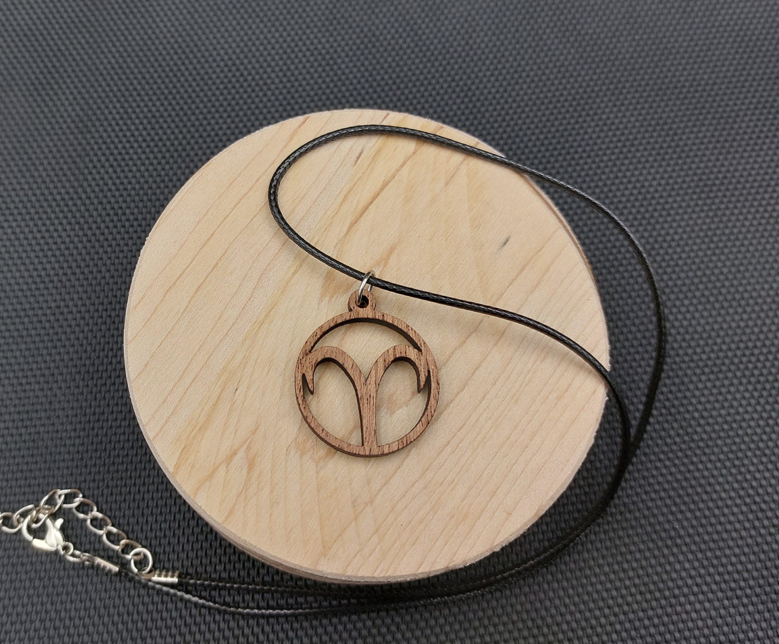 Wisiorek drewniany ZNAK ZODIAKU BARAN