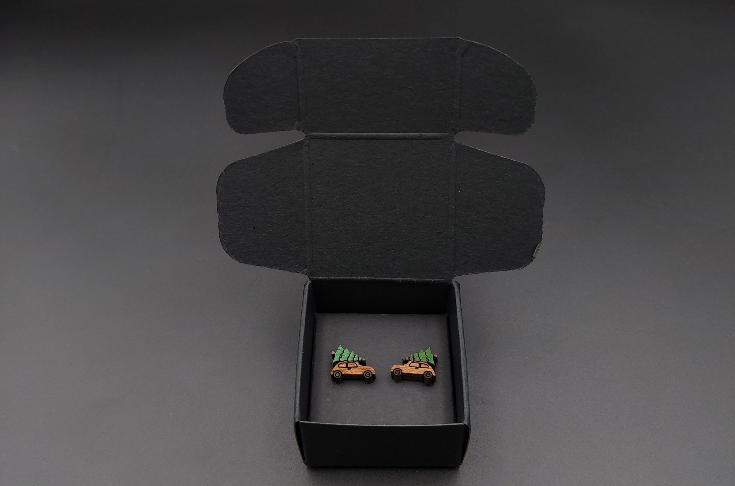 Kolczyki drewniane ŚWIĄTECZNE AUTO Z CHOINKĄ - obrazek 3