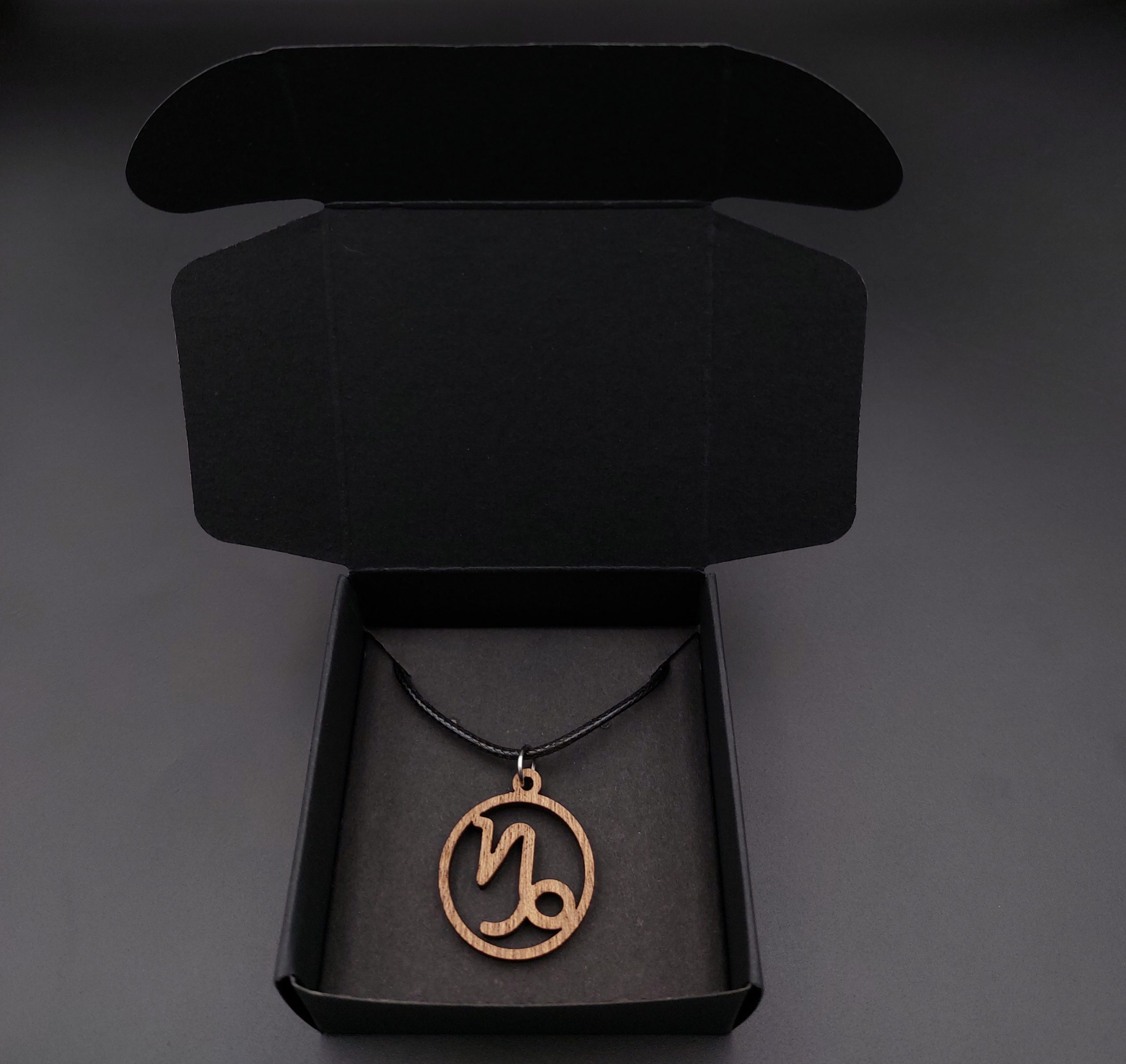 Wisiorek drewniany ZNAK ZODIAKU KOZIOROŻEC - obrazek 3